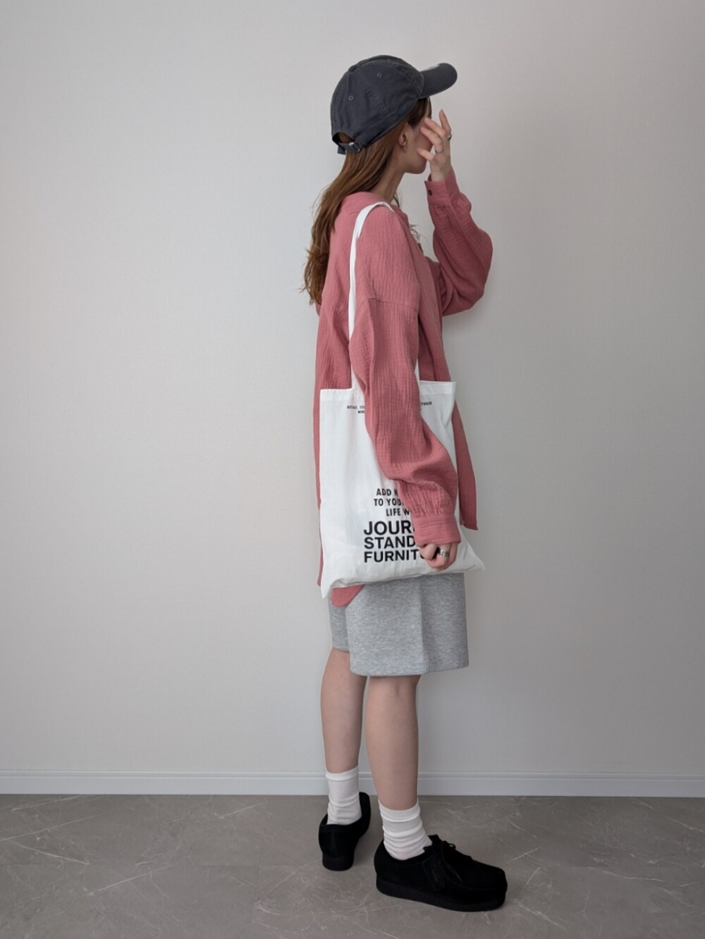 ブルー系のシャツ/ブラウス、ホワイト系のTシャツ/カットソー、グレー系のスウェットパンツを着用したレディースの夏コーディネートの3枚目の写真