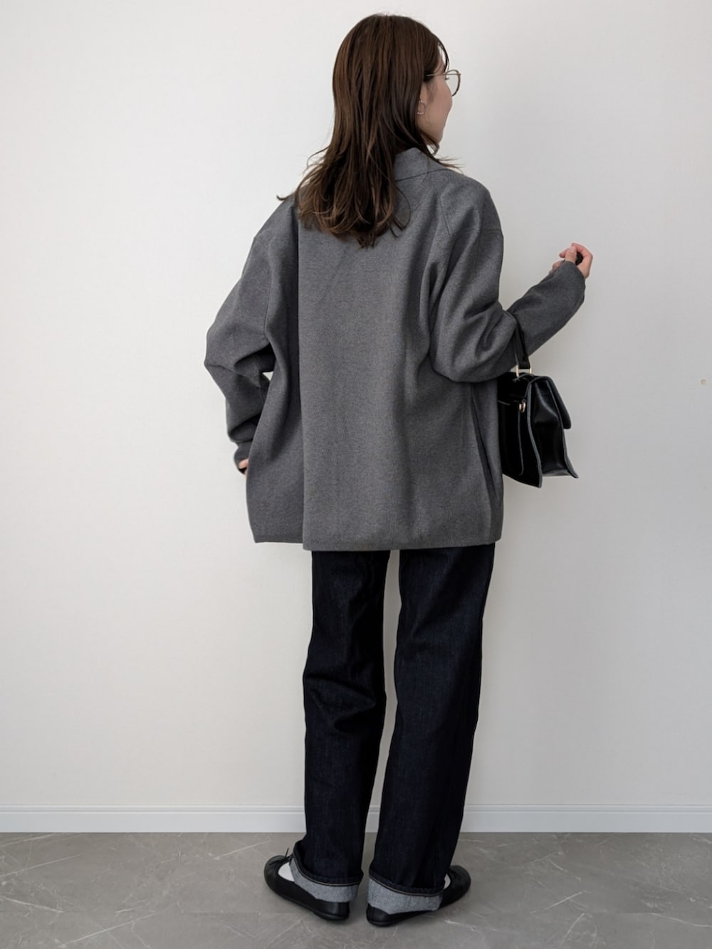 グレー系のカーディガン/ボレロ、ホワイト系のTシャツ/カットソー、ブルー系のデニムパンツを着用したレディースの夏コーディネートの2枚目の写真