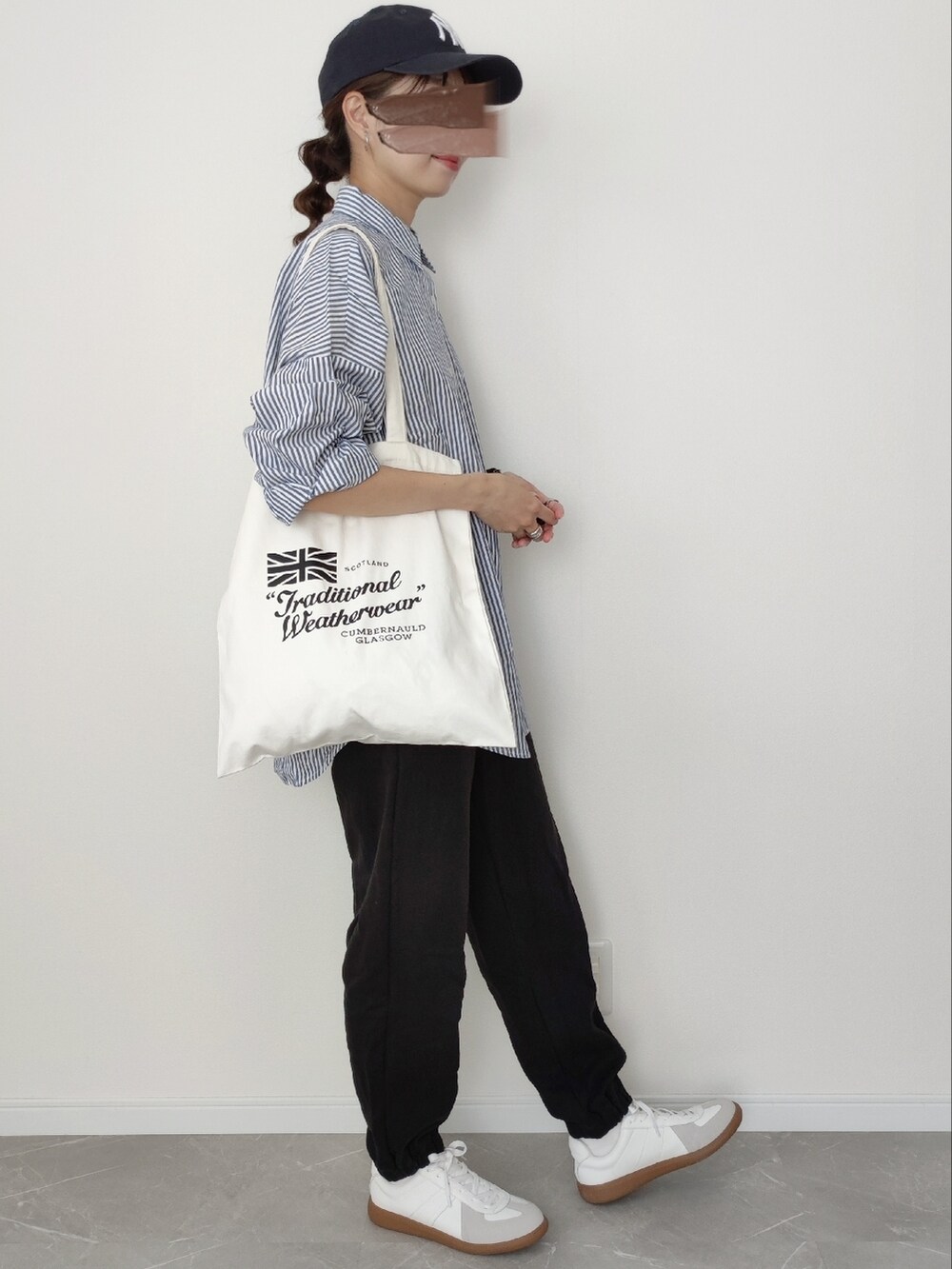 ブルー系のシャツ/ブラウス、ブラック系のスウェットパンツ、ホワイト系のスニーカーを着用したレディースの秋コーディネートの2枚目の写真