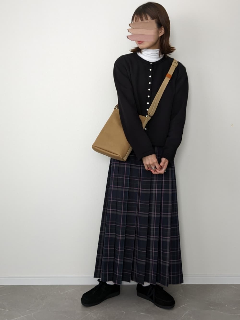 「大人カジュアル、チェックスカート、ロングスカート、プリーツスカート、カーディガン、agnes b.、レイヤードスタイル、タートルネック、モカシン、ショルダーバッグ、秋コーデ、秋服、大人女子、ママコーデ、forksy」｜「forksy.の【forksy.】チェックプリーツロングスカート（スカート、ブルー系）」を使った、HALさん（レディース・162cm）の秋コーディネートの3枚目の写真