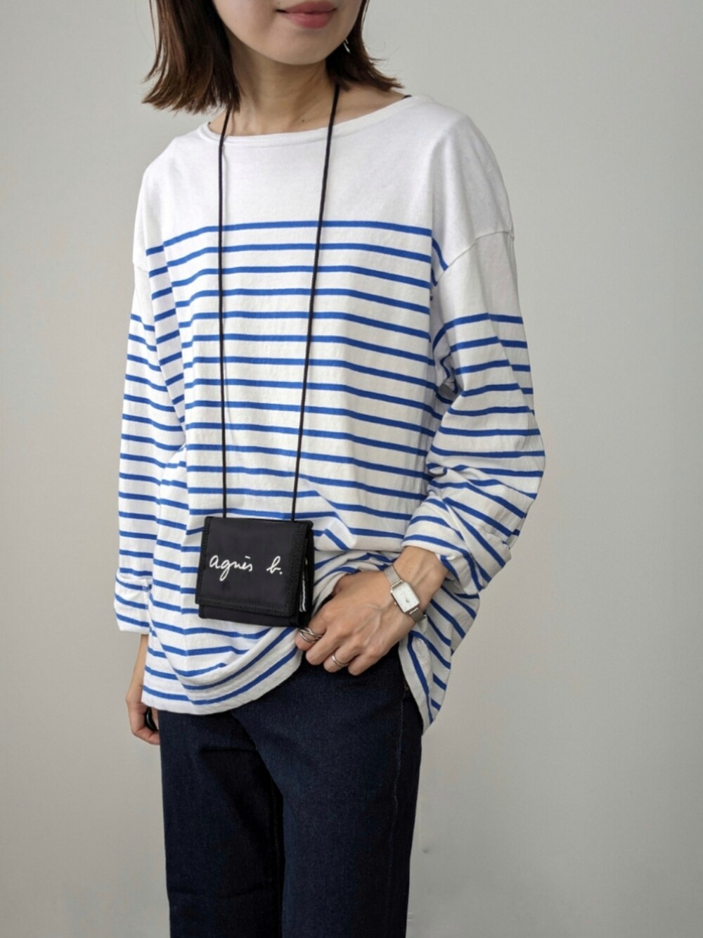 ブルー系のデニムパンツ、ブルー系のTシャツ/カットソー、ブラック系のバレエシューズを着用したレディースの秋コーディネートの2枚目の写真