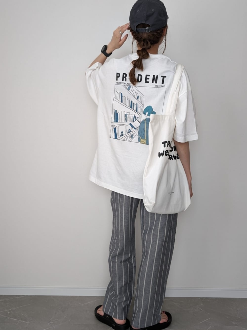 「プチプラ、ロゴT、プリントT、Tシャツ、オーバーサイズ、ゆるコーデ、部屋着、リラックススタイル、ワンマイルウェア、イージーパンツ、ユニクロ、WEGO、oofos、サンダルコーデ、キャップ」｜「WEGOのWEGO/【24年春夏新作】アソートグラフィックT（Tシャツ/カットソー、その他）」を使った、HALさん（レディース・162cm）の夏コーディネートの2枚目の写真