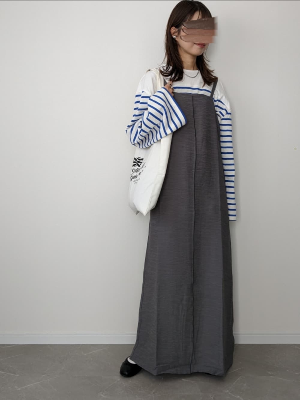 「bab、キャミワンピ、ボーダートップス、ボーダー、ロングワンピース、バレエシューズ、トートバッグ、シンプルコーデ、休日コーデ、春コーデ、ゆるコーデ、きれいめカジュアル、大人可愛い、大人カジュアル、ママコーデ」｜「BabのダブルストラップＩラインキャミワンピース（ワンピース、グレー系）」を使った、HALさん（レディース・162cm）の春コーディネートの2枚目の写真
