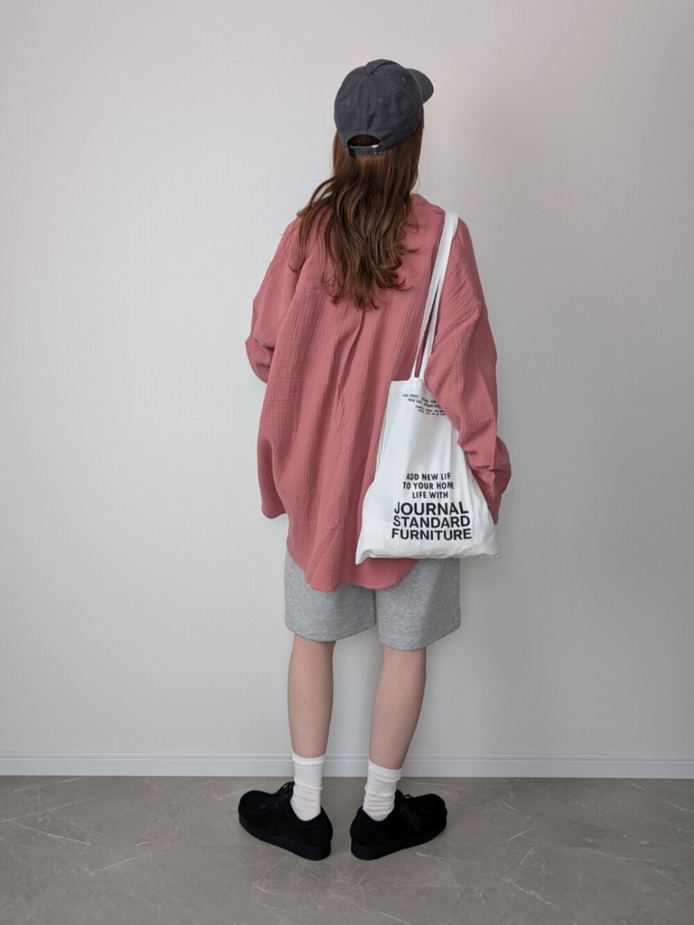 ブルー系のシャツ/ブラウス、ホワイト系のTシャツ/カットソー、グレー系のスウェットパンツを着用したレディースの夏コーディネートの2枚目の写真