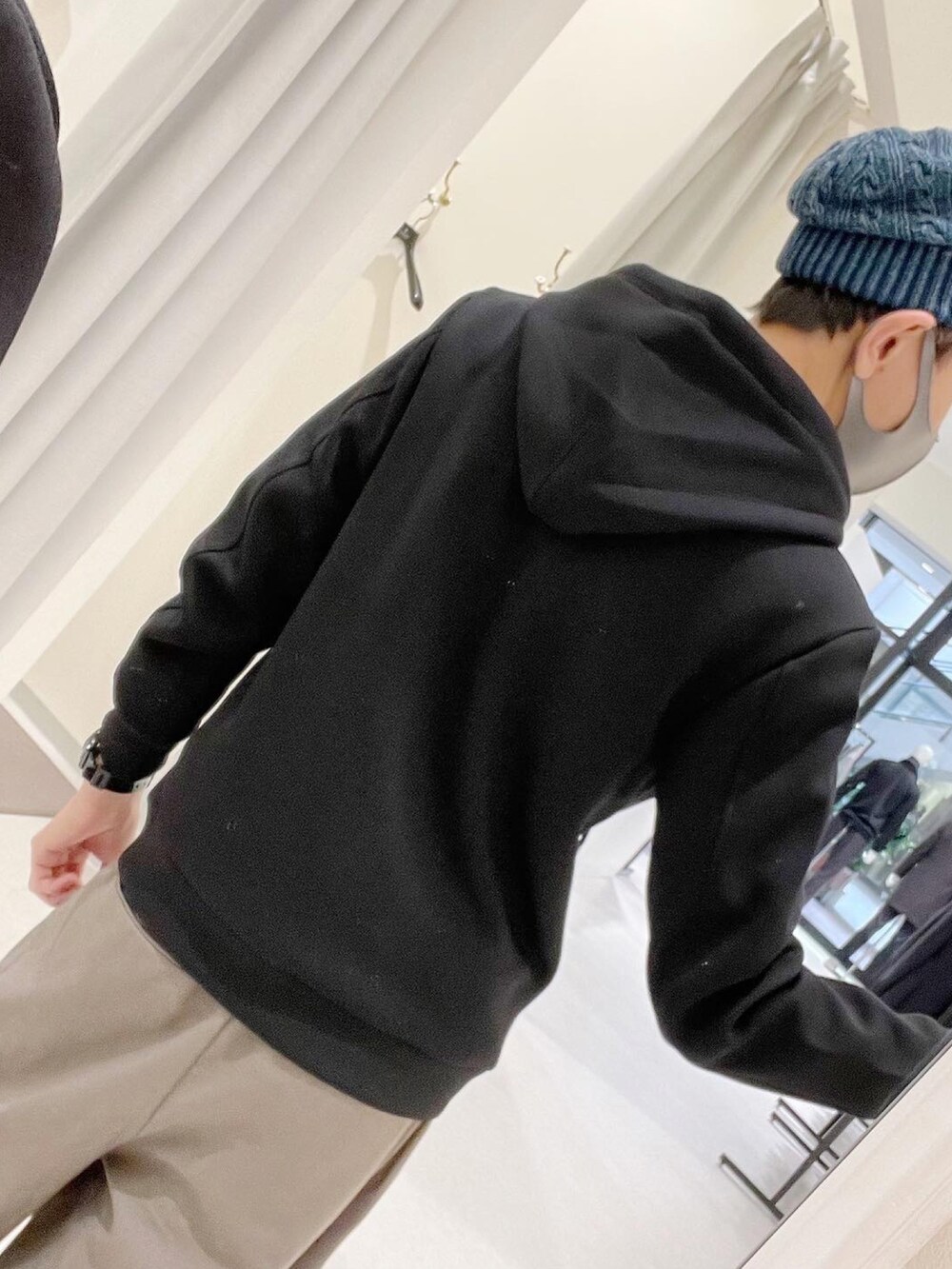 「ダンボールニット、パーカー、シンプル、ランバンオンブルー」｜「LANVIN en Bleuのアイテム（パーカー、ブラック系）」を使った、Daisuke Morimotoさん（メンズ・178cm）の秋コーディネートの3枚目の写真