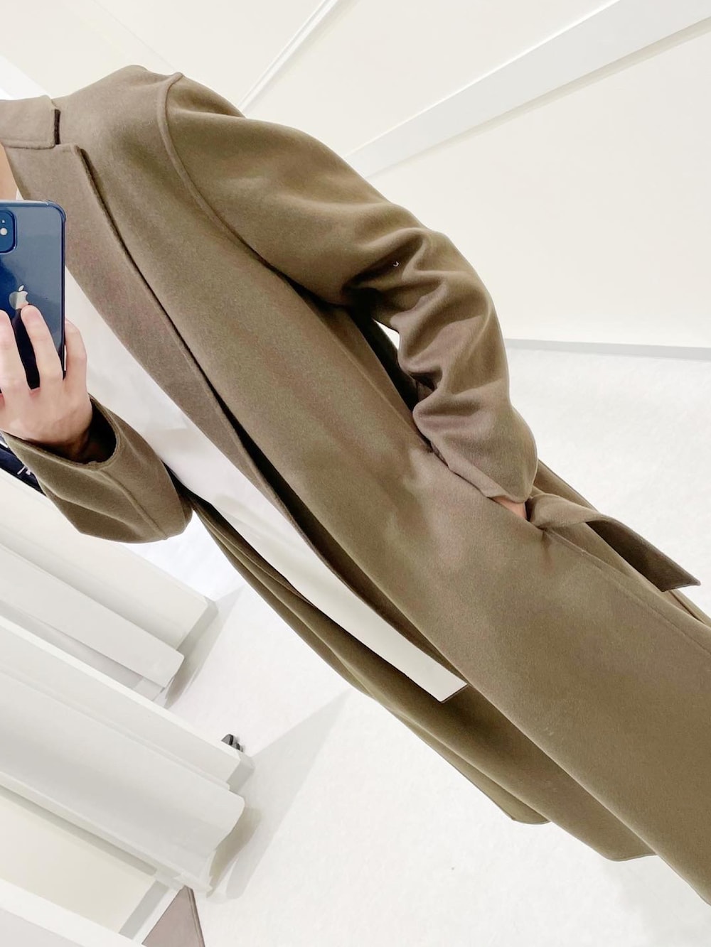 「ランバン、カシミヤ、ウール、キュプラ、チェスターコート、オーバーサイズ、羊毛、日本製、ジョイックス」｜「LANVIN collectionのアイテム（ジャケット/アウター、グリーン系）」を使った、Daisuke Morimotoさん（メンズ・178cm）の秋コーディネートの2枚目の写真