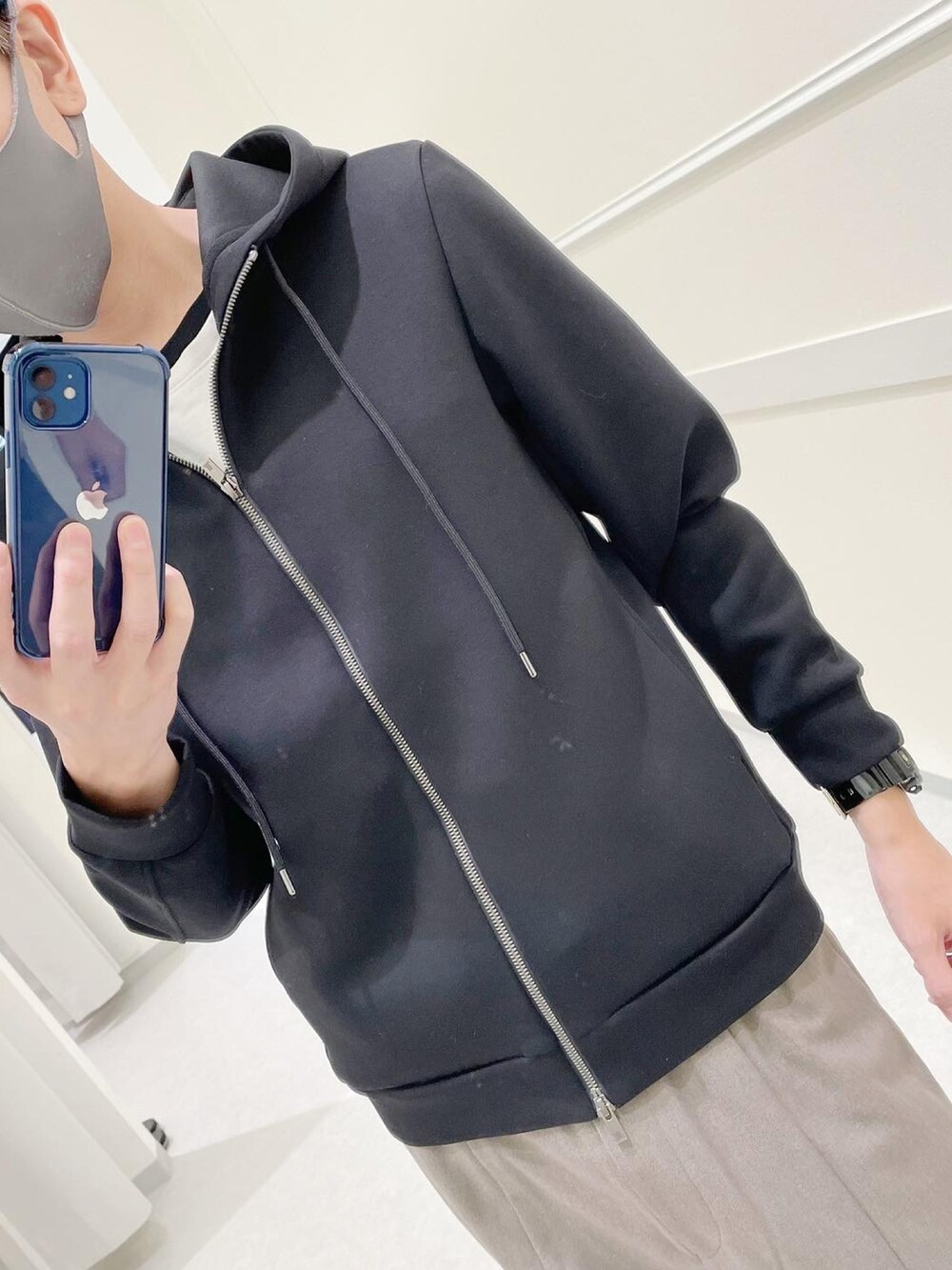 「ダンボールニット、パーカー、シンプル、ランバンオンブルー」｜「LANVIN en Bleuのアイテム（パーカー、ブラック系）」を使った、Daisuke Morimotoさん（メンズ・178cm）の秋コーディネートの2枚目の写真