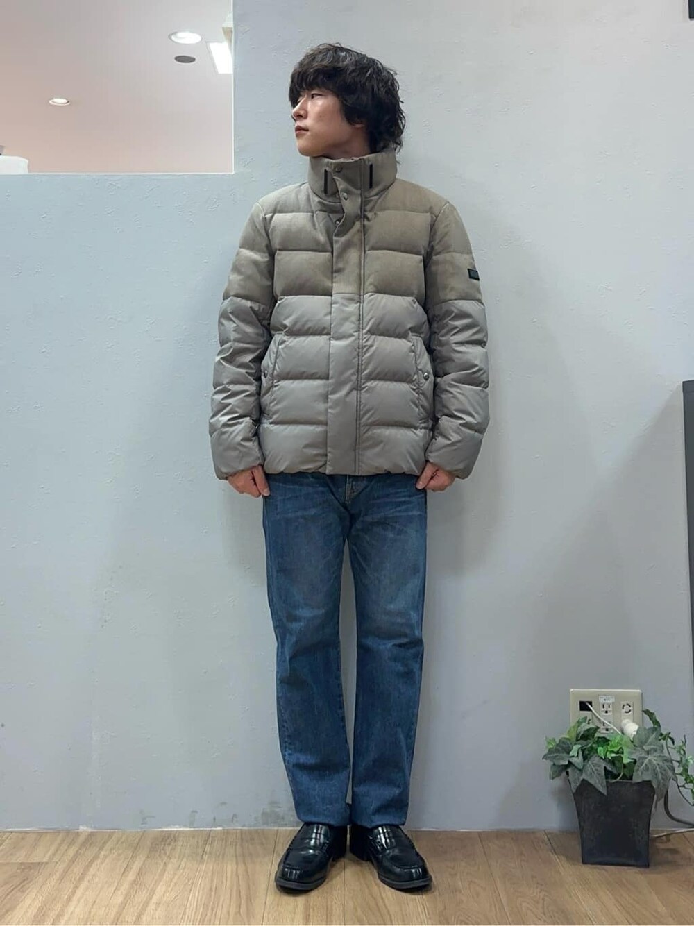 ブルー系のデニムパンツを着用したメンズの冬コーディネートの6枚目の写真