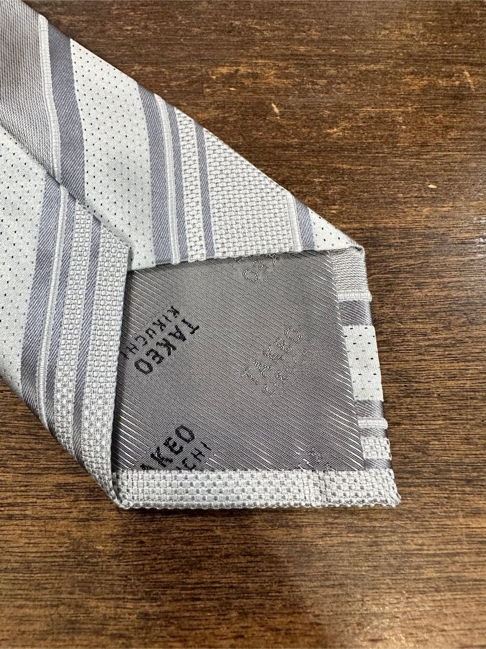 グレー系のネクタイ、グレー系のビジネスシャツ、ブルー系のスーツセットを着用したメンズの春コーディネートの6枚目の写真