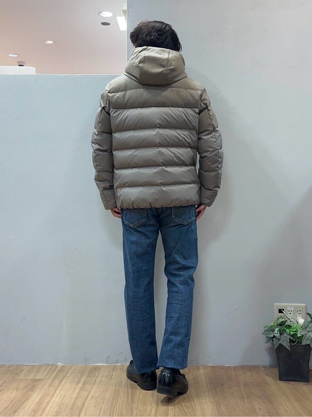 ブルー系のデニムパンツを着用したメンズの冬コーディネートの4枚目の写真