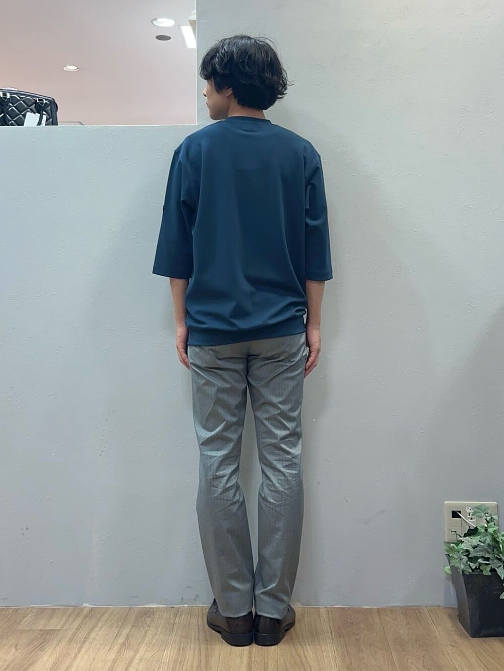 グレー系のスラックスを着用したメンズの秋コーディネートの4枚目の写真