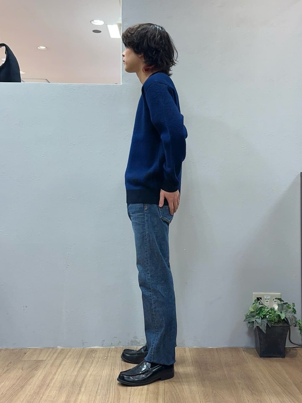 ブルー系のデニムパンツを着用したメンズの冬コーディネートの3枚目の写真