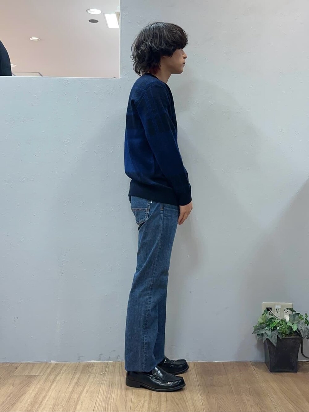 ブルー系のデニムパンツを着用したメンズの冬コーディネートの7枚目の写真