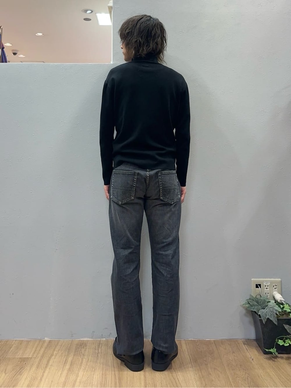 ベージュ系のブルゾン、ブラック系のニット/セーター、グレー系のデニムパンツを着用したメンズの秋コーディネートの7枚目の写真