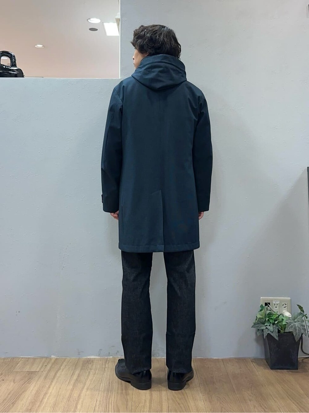 グレー系のその他アウター、ブラック系のデニムパンツを着用したメンズの冬コーディネートの4枚目の写真