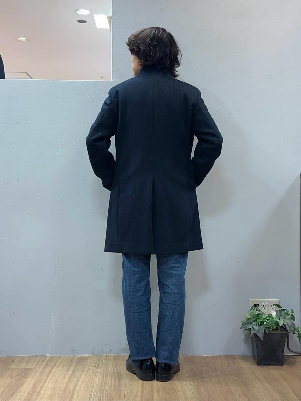ブルー系のその他アウター、ブルー系のデニムパンツを着用したメンズの冬コーディネートの3枚目の写真