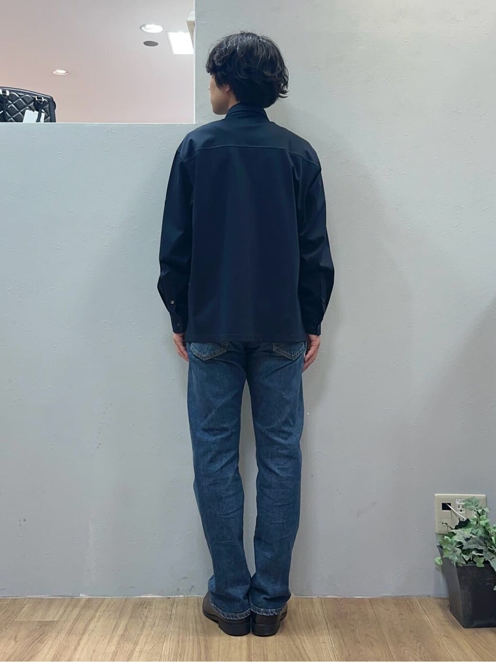 ブルー系のデニムパンツを着用したメンズの秋コーディネートの4枚目の写真