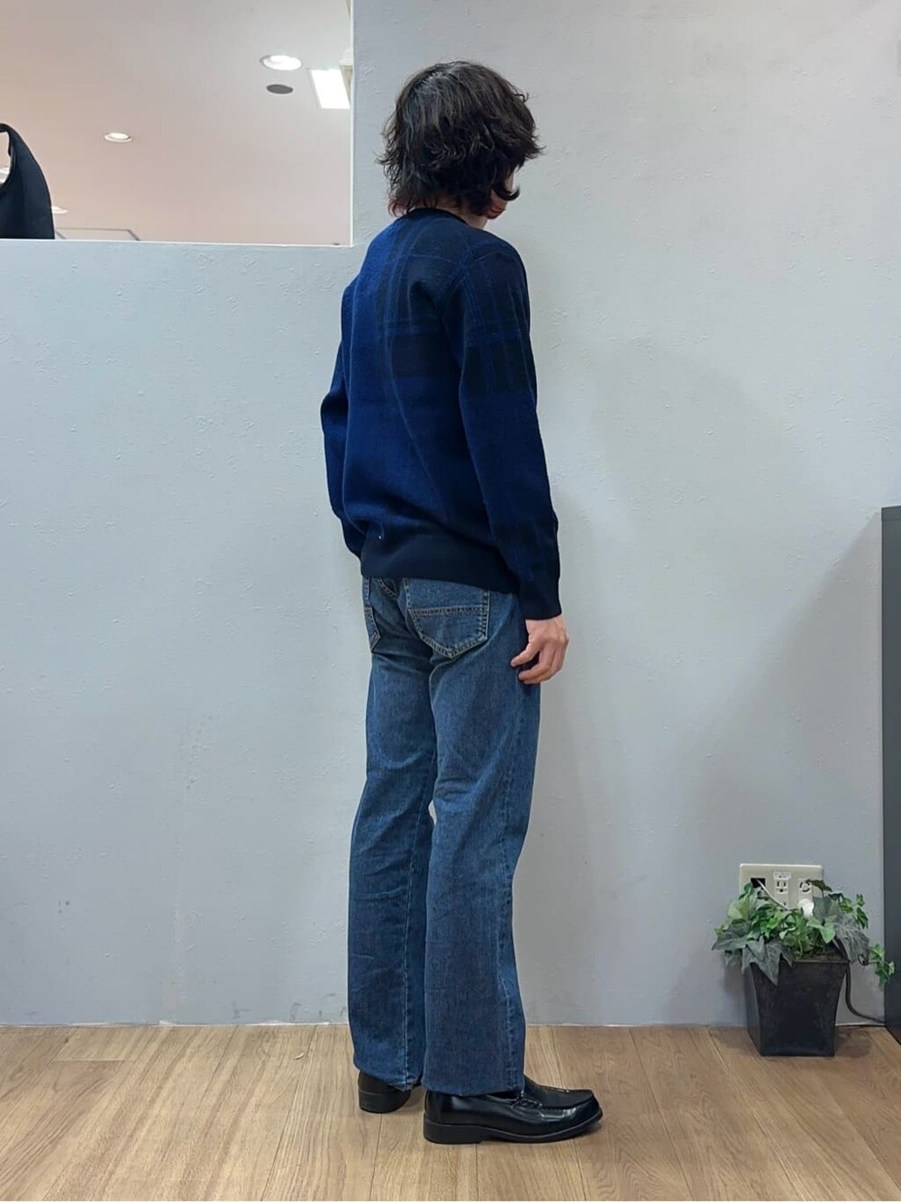 ブルー系のデニムパンツを着用したメンズの冬コーディネートの6枚目の写真