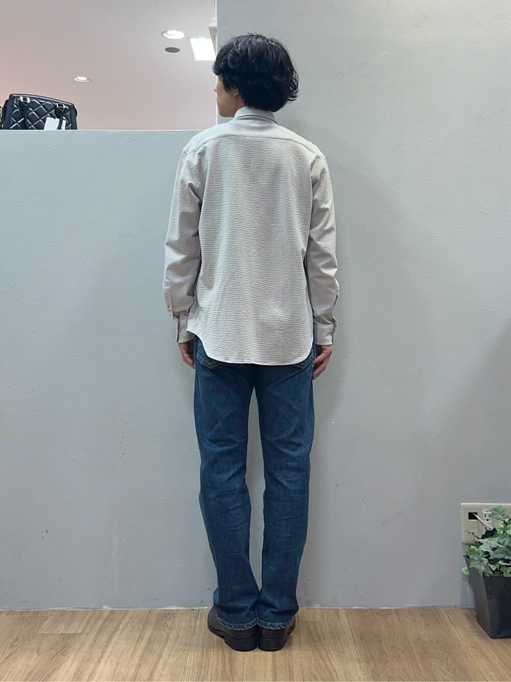 グレー系のシャツ/ブラウス、ブルー系のデニムパンツを着用したメンズの秋コーディネートの4枚目の写真