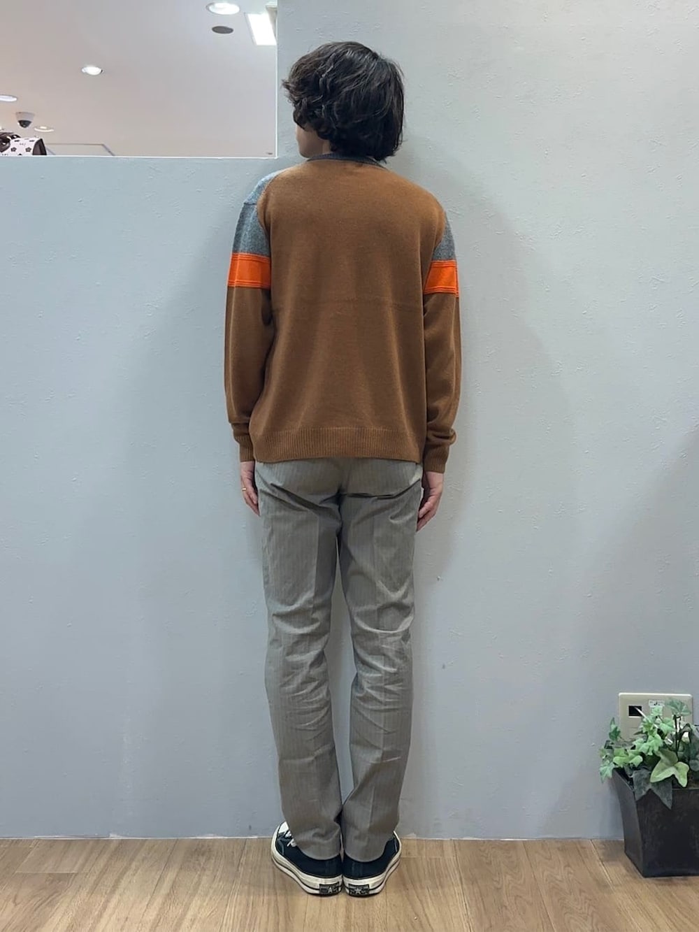 ブルー系のブルゾン、ブラウン系のスラックスを着用したメンズの秋コーディネートの10枚目の写真
