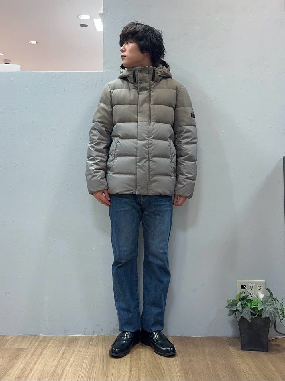 ブルー系のデニムパンツを着用したメンズの冬コーディネートの2枚目の写真