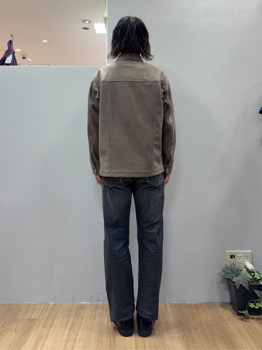 ベージュ系のブルゾン、ブラック系のニット/セーター、グレー系のデニムパンツを着用したメンズの秋コーディネートの4枚目の写真