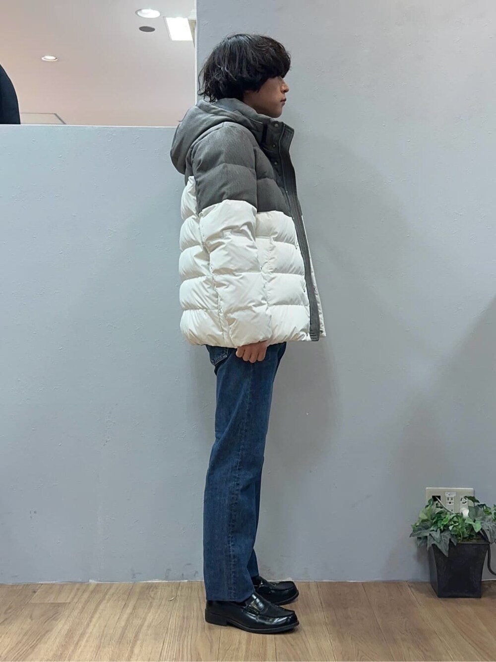ブルー系のデニムパンツを着用したメンズの冬コーディネートの4枚目の写真