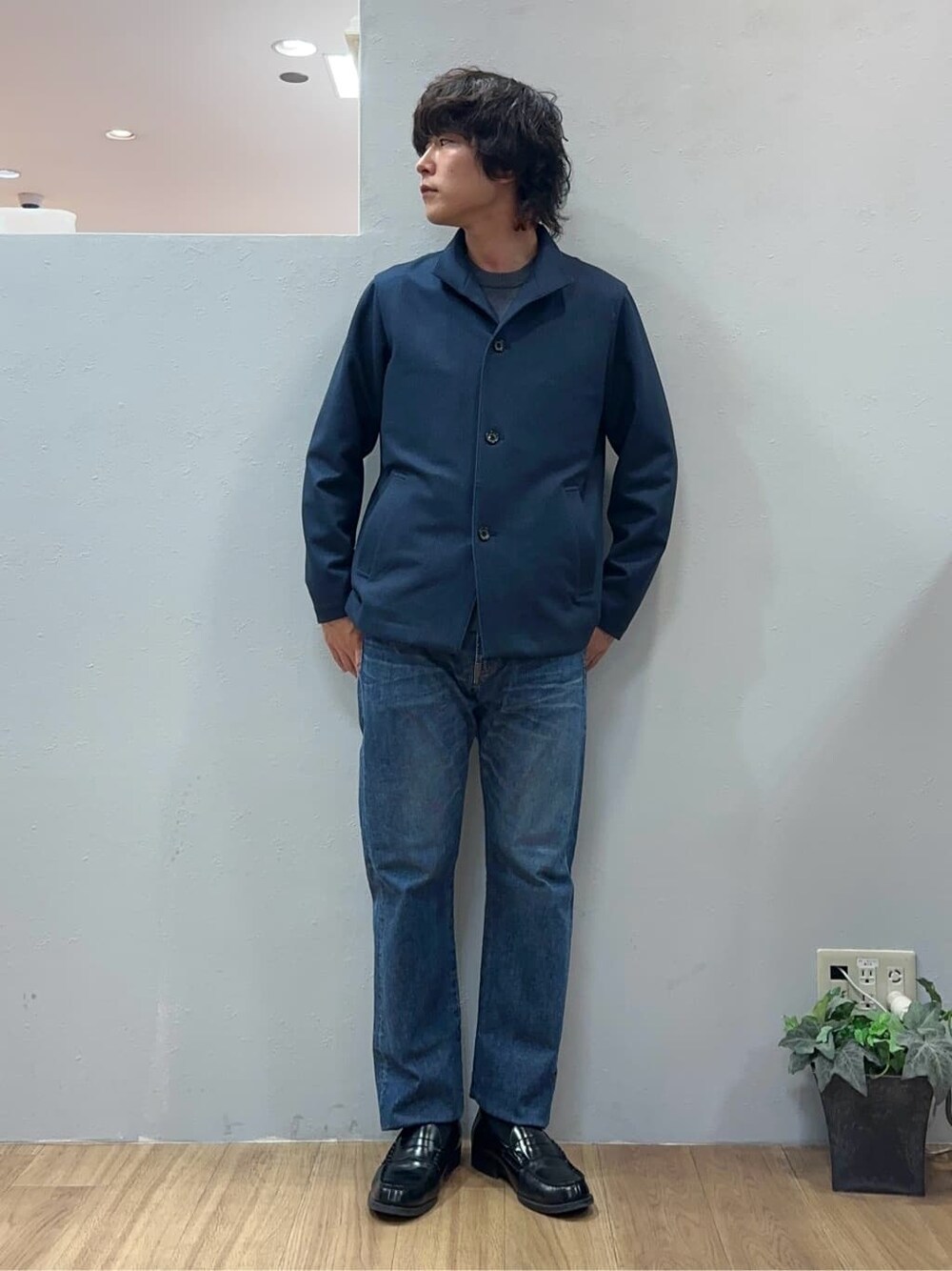 ブルー系のブルゾン、ブルー系のデニムパンツを着用したメンズの冬コーディネートの3枚目の写真