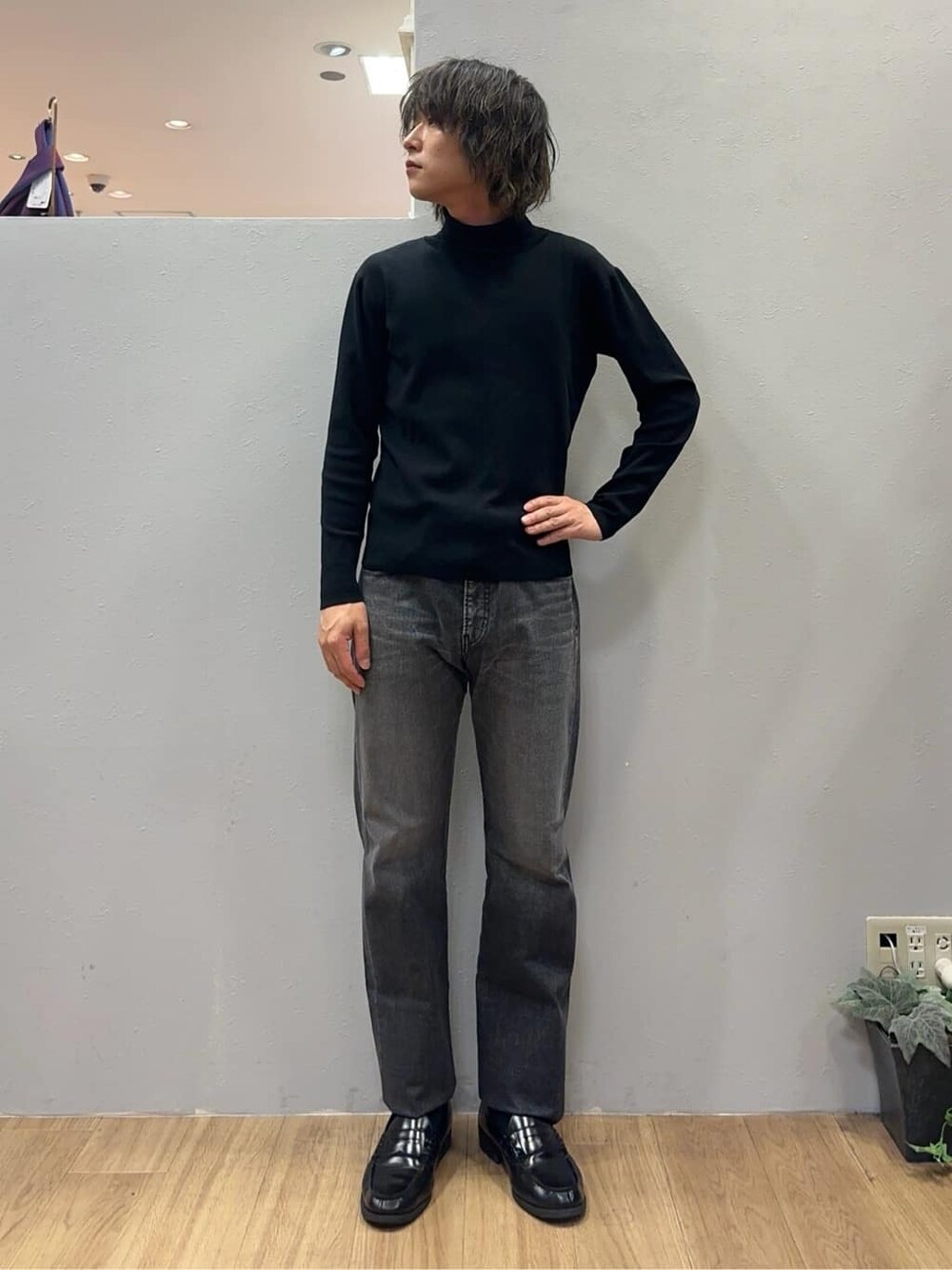 ベージュ系のブルゾン、ブラック系のニット/セーター、グレー系のデニムパンツを着用したメンズの秋コーディネートの6枚目の写真