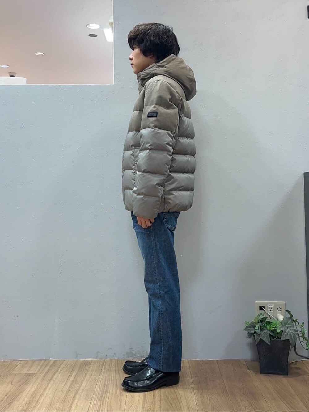 ブルー系のデニムパンツを着用したメンズの冬コーディネートの3枚目の写真