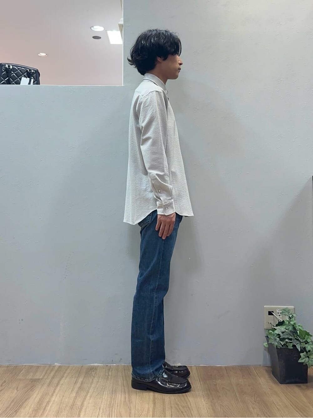 グレー系のシャツ/ブラウス、ブルー系のデニムパンツを着用したメンズの秋コーディネートの5枚目の写真