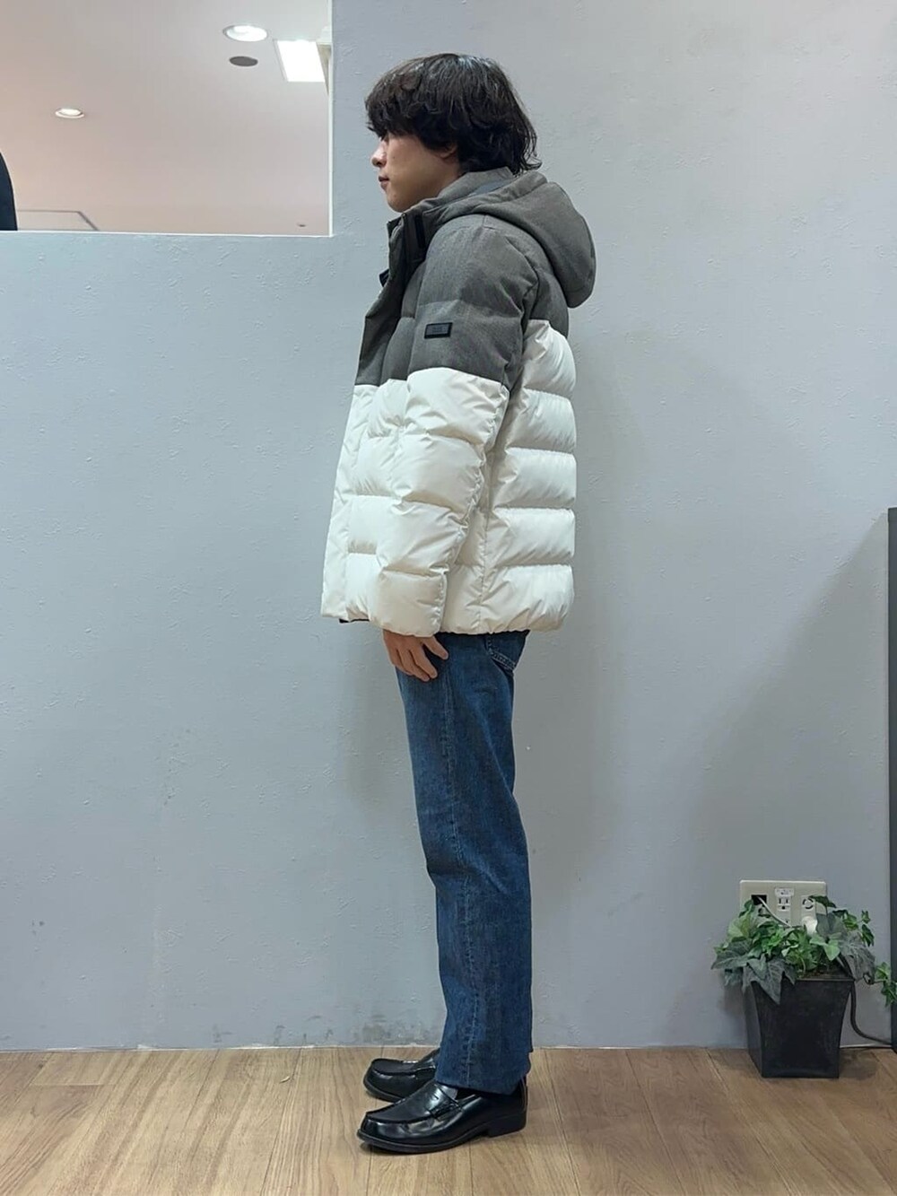 ブルー系のデニムパンツを着用したメンズの冬コーディネートの2枚目の写真