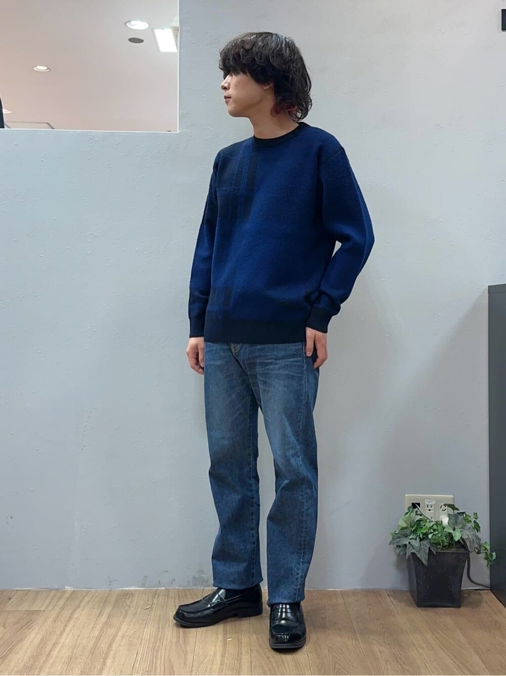 ブルー系のデニムパンツを着用したメンズの冬コーディネートの2枚目の写真
