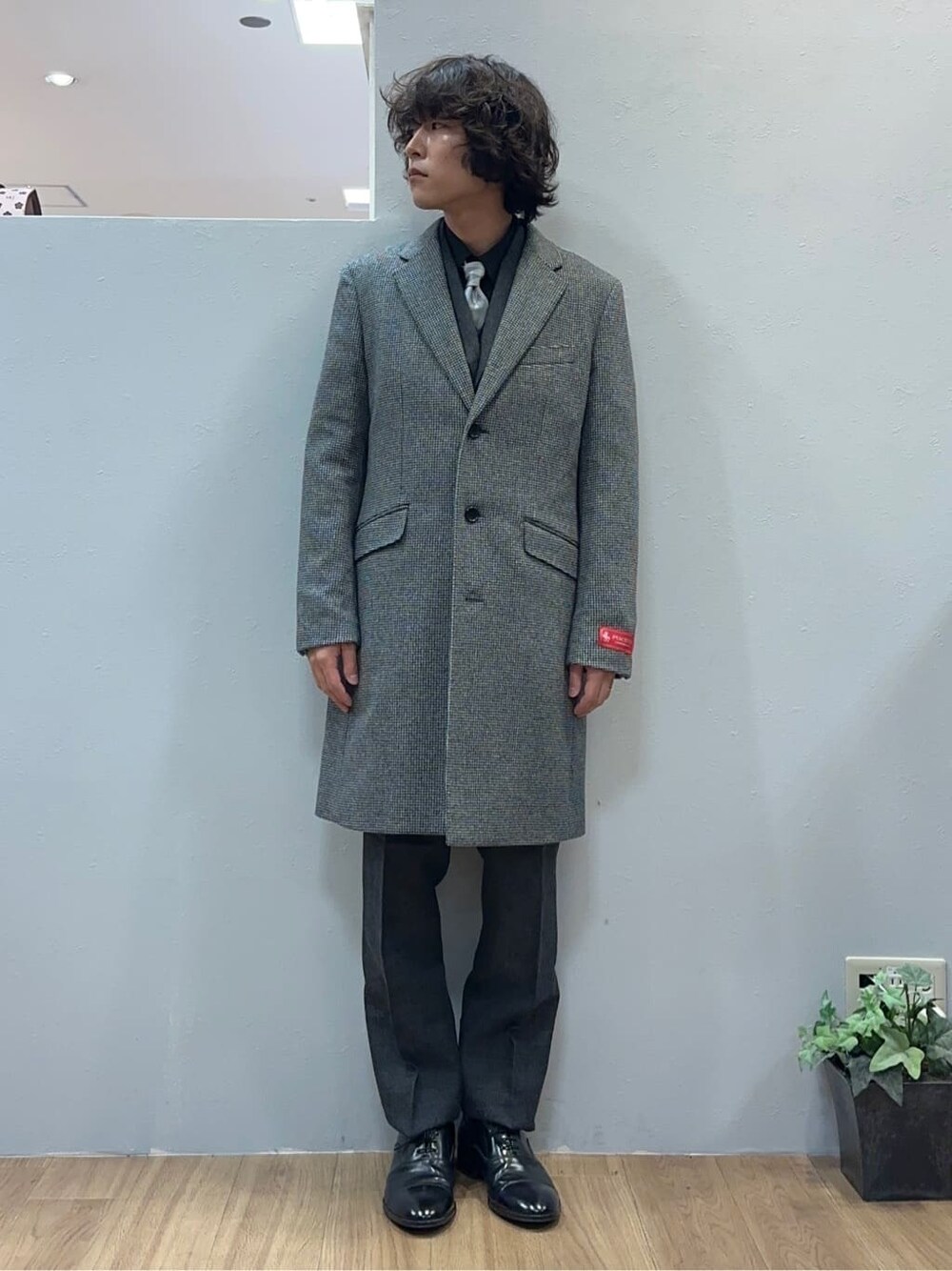 グレー系のスーツベスト、ブラック系のビジネスシャツ、グレー系のネクタイを着用したメンズの秋コーディネートの3枚目の写真