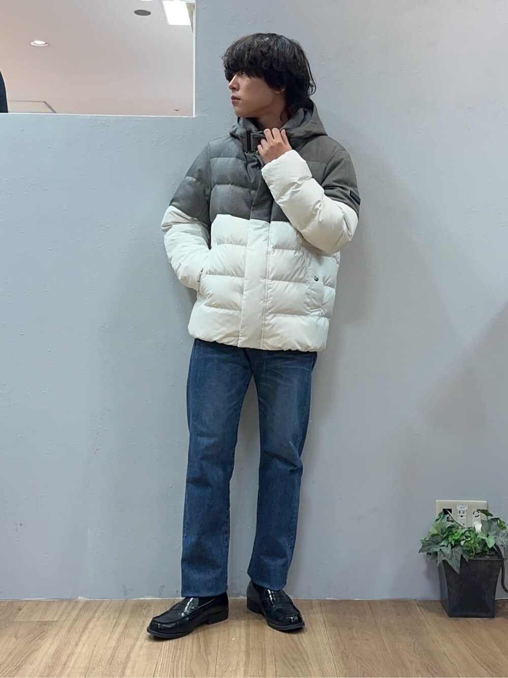 ブルー系のデニムパンツを着用したメンズの冬コーディネートの5枚目の写真