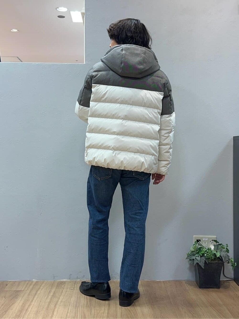 ブルー系のデニムパンツを着用したメンズの冬コーディネートの3枚目の写真