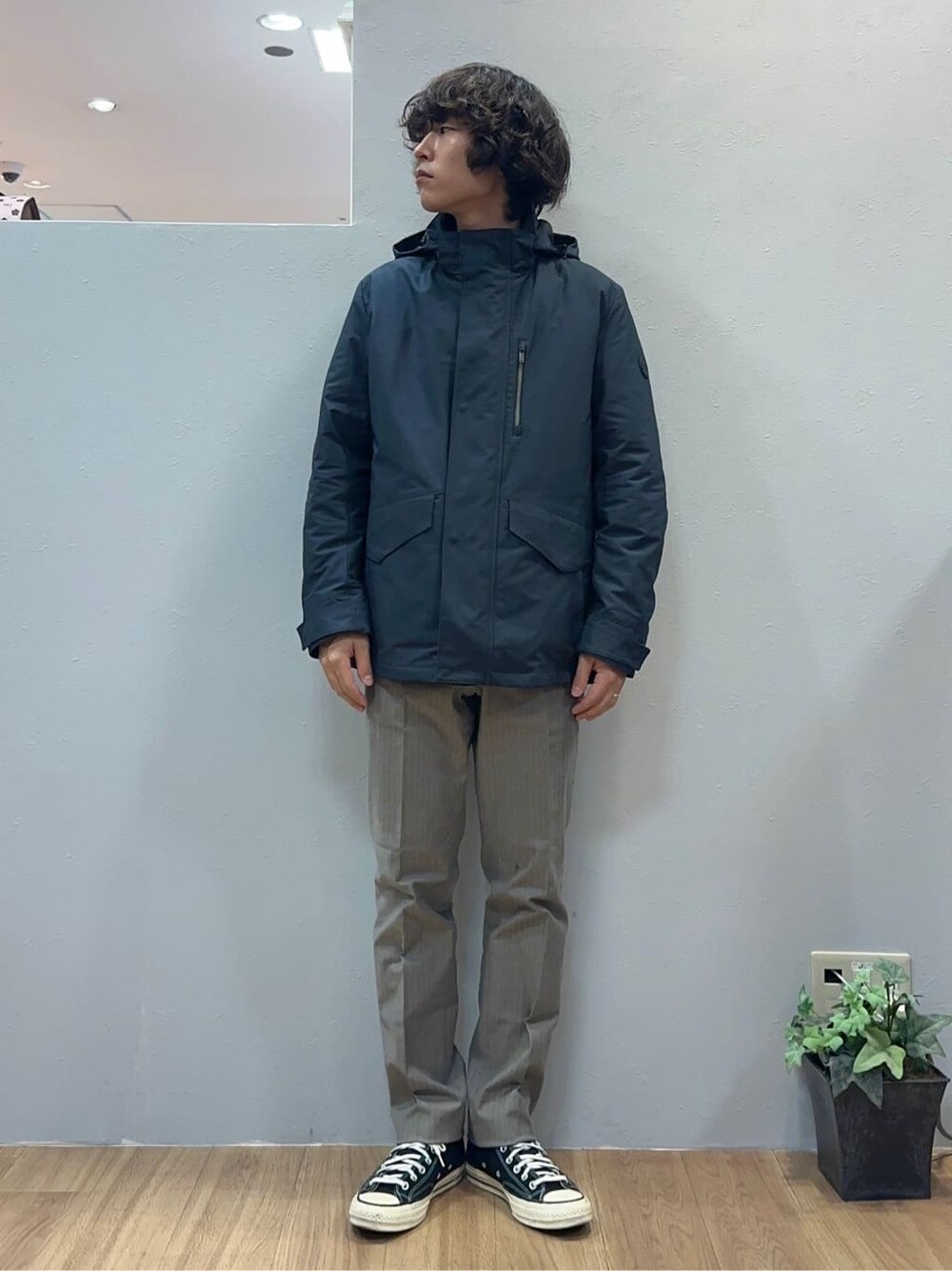 ブルー系のブルゾン、ブラウン系のスラックスを着用したメンズの秋コーディネートの4枚目の写真