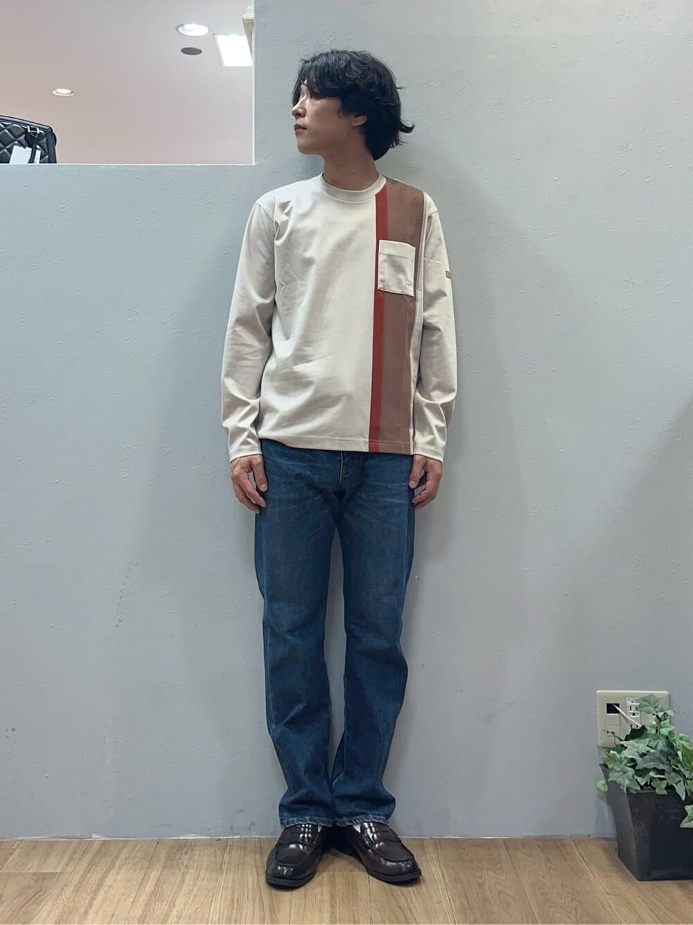 ブルー系のデニムパンツを着用したメンズの秋コーディネートの2枚目の写真