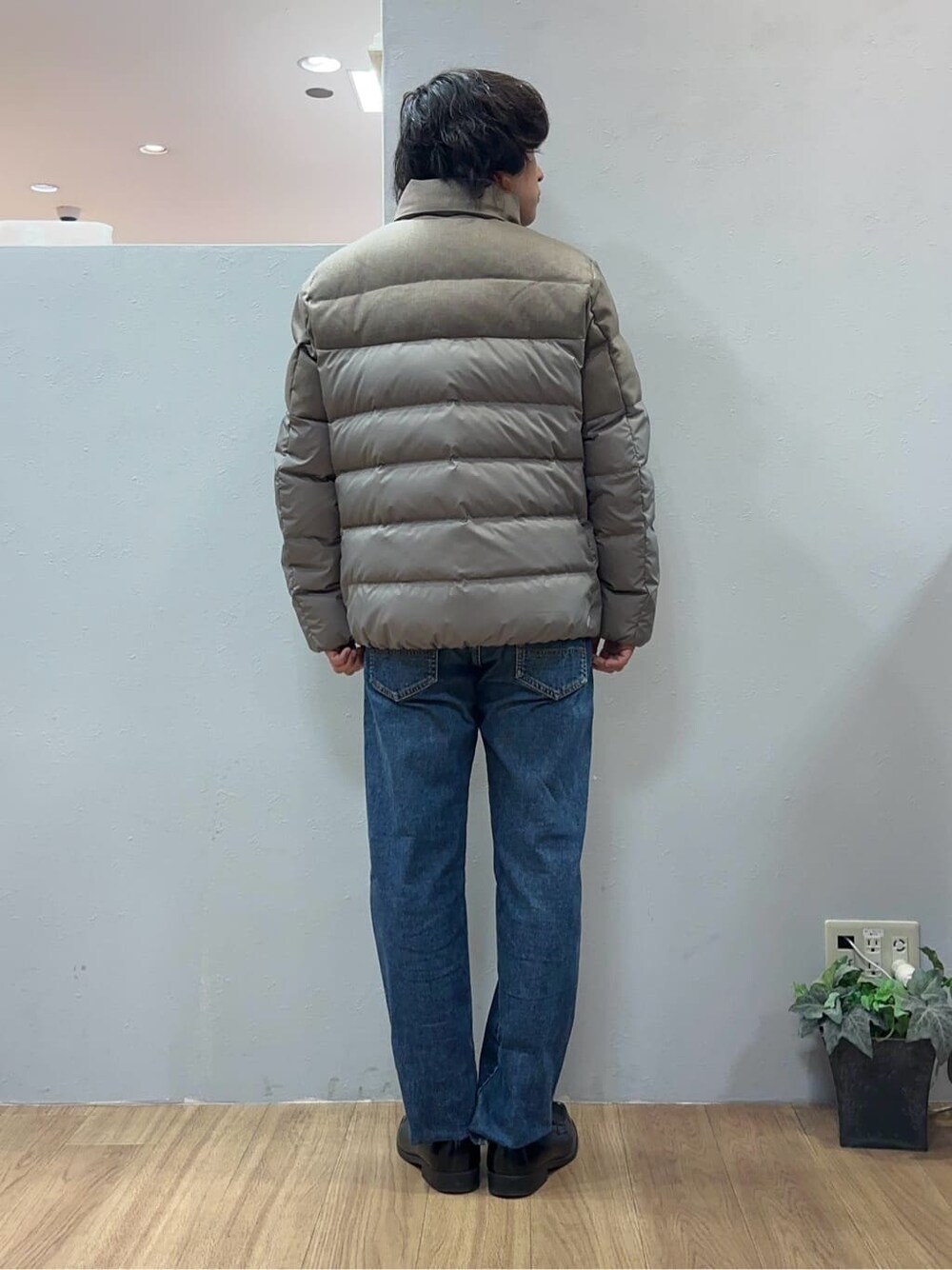 ブルー系のデニムパンツを着用したメンズの冬コーディネートの7枚目の写真