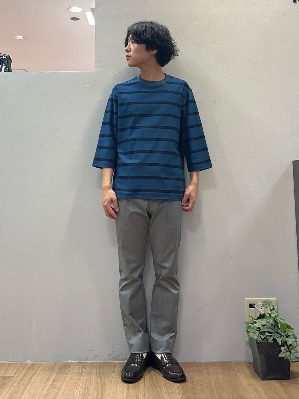 グレー系のスラックスを着用したメンズの秋コーディネートの2枚目の写真
