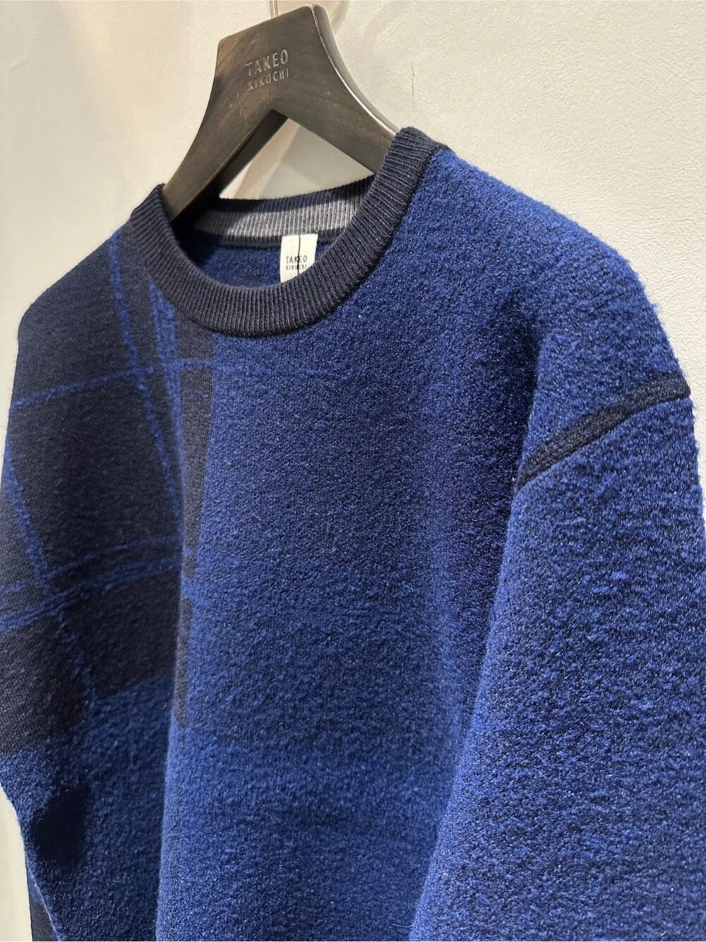 ブルー系のその他アウター、ブルー系のデニムパンツを着用したメンズの冬コーディネートの10枚目の写真