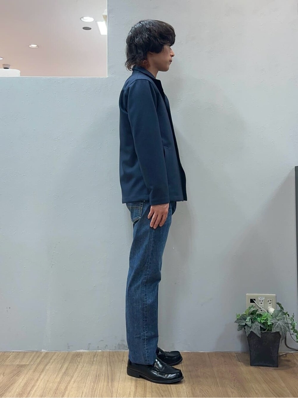 ブルー系のブルゾン、ブルー系のデニムパンツを着用したメンズの冬コーディネートの6枚目の写真