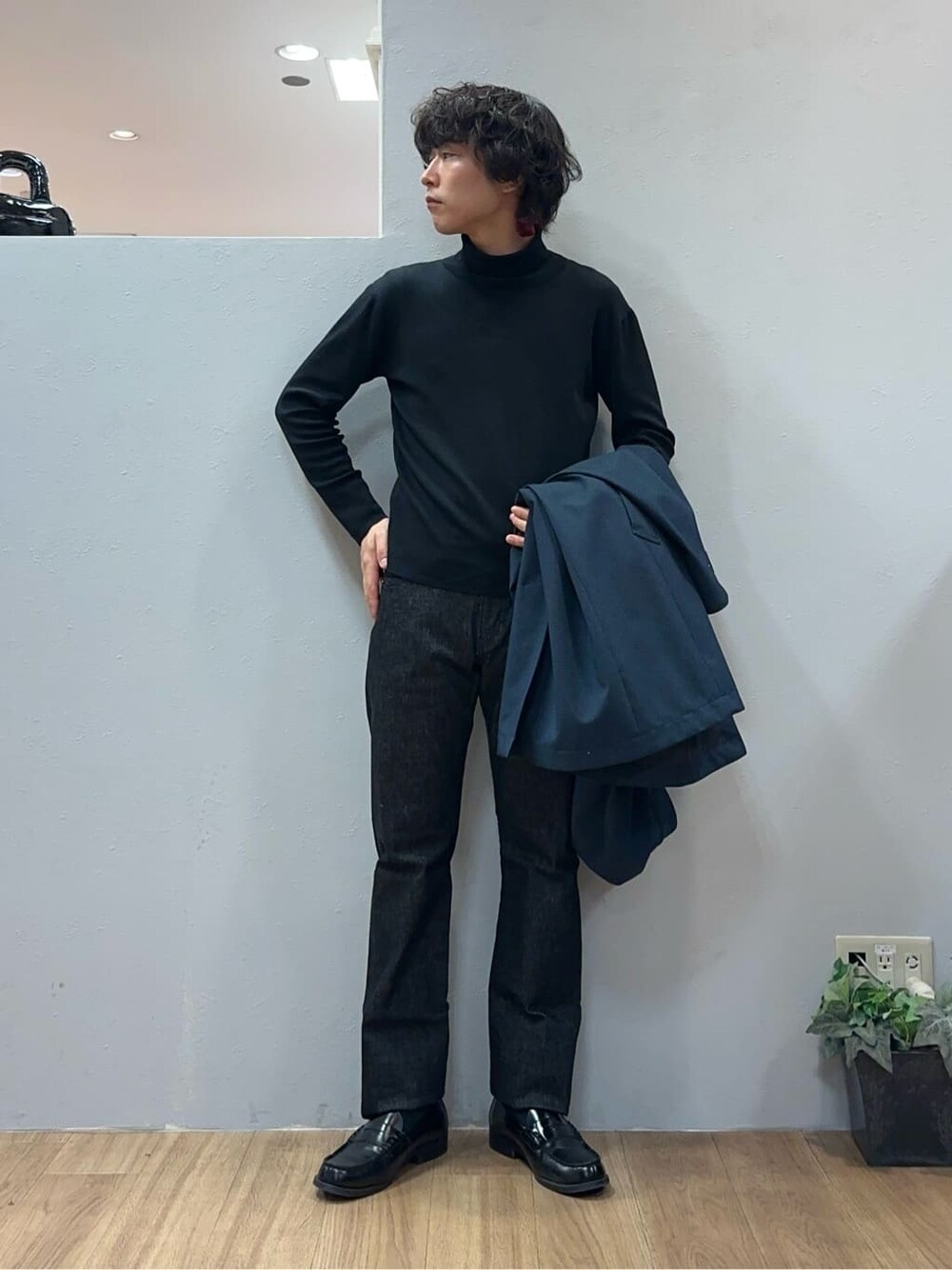 グレー系のその他アウター、ブラック系のデニムパンツを着用したメンズの冬コーディネートの9枚目の写真