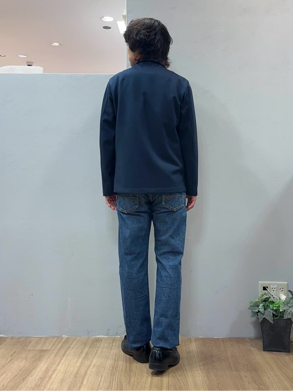 ブルー系のブルゾン、ブルー系のデニムパンツを着用したメンズの冬コーディネートの5枚目の写真