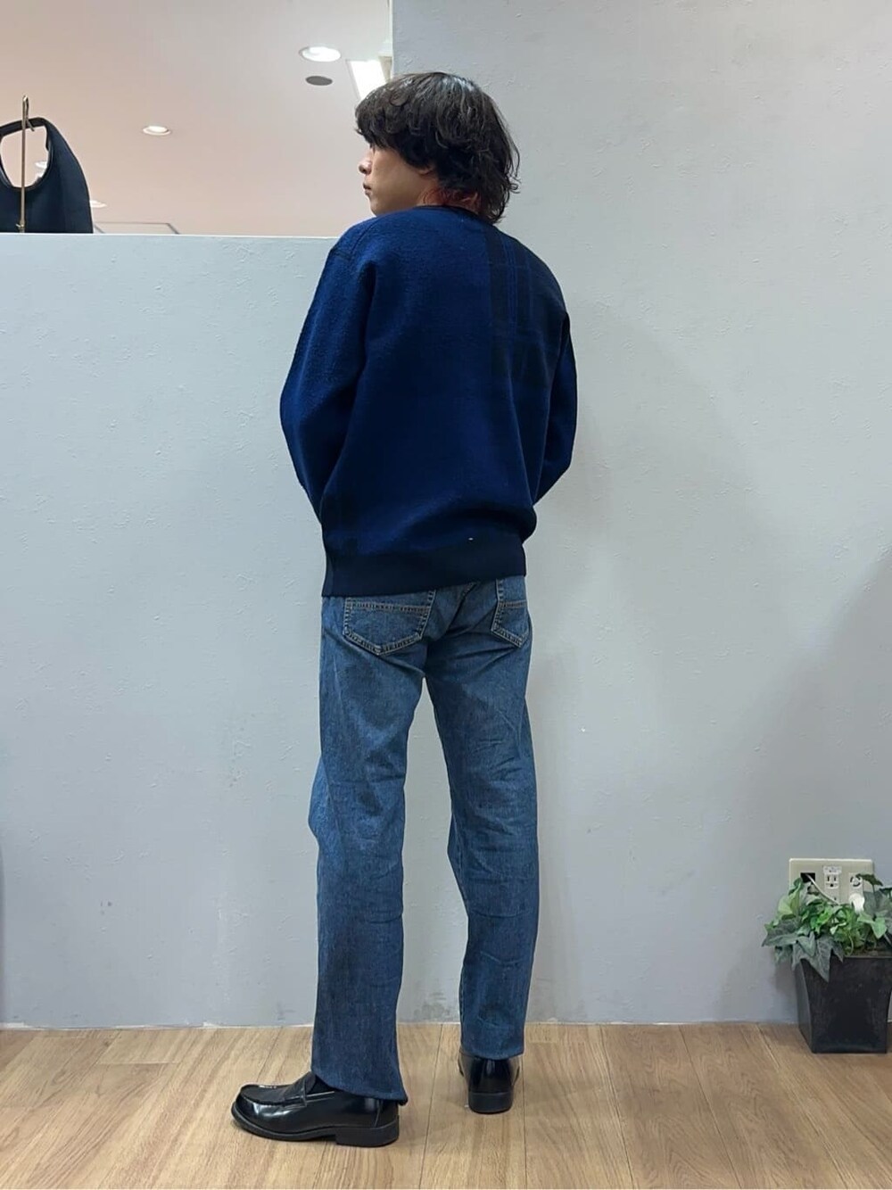 ブルー系のデニムパンツを着用したメンズの冬コーディネートの4枚目の写真