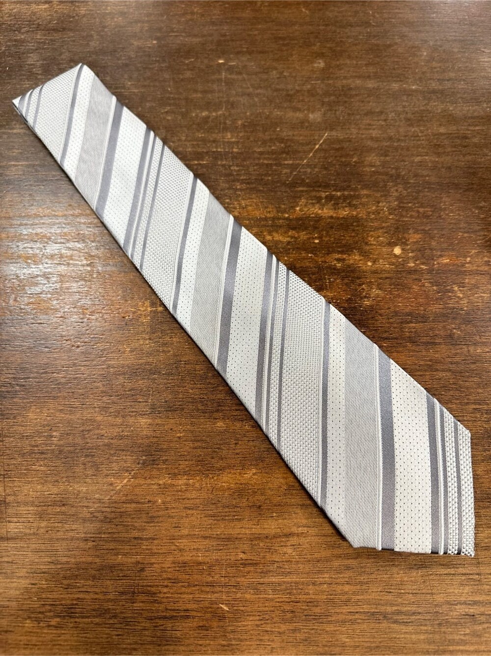 グレー系のネクタイを着用したメンズの秋コーディネートの4枚目の写真