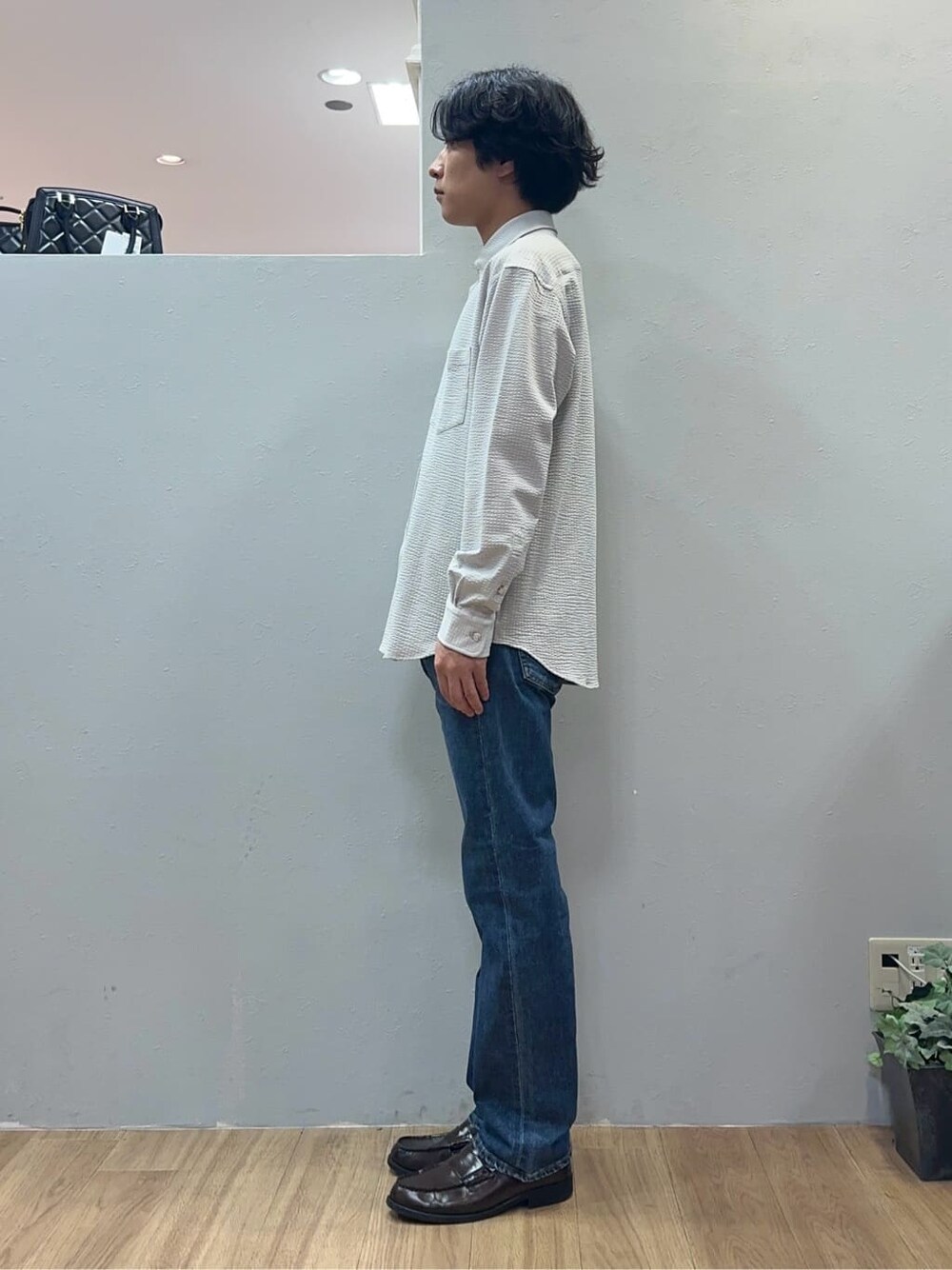 グレー系のシャツ/ブラウス、ブルー系のデニムパンツを着用したメンズの秋コーディネートの3枚目の写真