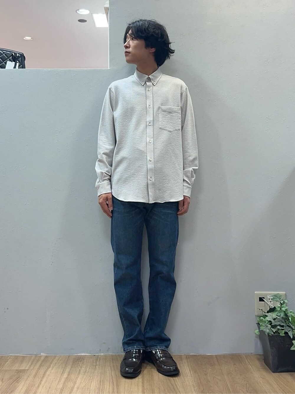 グレー系のシャツ/ブラウス、ブルー系のデニムパンツを着用したメンズの秋コーディネートの2枚目の写真