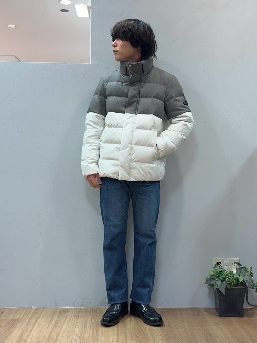 ブルー系のデニムパンツを着用したメンズの冬コーディネートの6枚目の写真