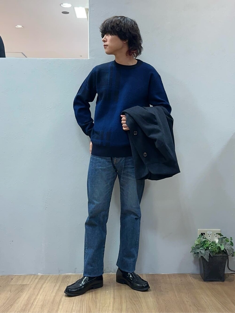 ブルー系のその他アウター、ブルー系のデニムパンツを着用したメンズの冬コーディネートの6枚目の写真